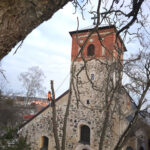 Arborist arbetar vid kyrka